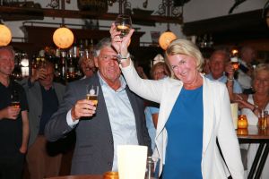 17-06-2019 NIEUWS; AD BESSELING IS MISTER PILAREN AL VOOR 50 JAAR. Vele bekende Bergenaren en bekenden uit de NL showbizz waren aanwezig  op het jubileumfeest van Ad Besseling,de uitbater van de huiskamer van Bergen. Het was gezellig tot diep in de Bergense nacht.
foto: Albert den Iseger