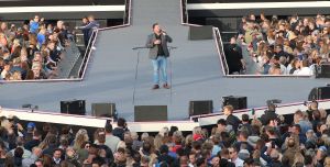 08-06-2019 SHOWBIZZ; TINO MARTIN IN HET OLYMPISCH STADION AMSTERDAM. Tino verraste de 28000 fans met een geweldig programma vol met mooie muziek.Rene Froger-Trijntje Oosterhuis en Glen Faria waren zijn gasten-vrienden die deze avond tot een succes maakte. Tino Martin was groots het een zeer grote G. Zijn fans waren uitbundig en de sfeer in het prachtige  stadion was een en al gezelligheid.
foto: Albert den Iseger