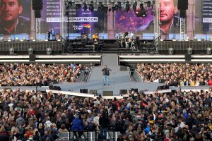 08-06-2019 SHOWBIZZ; TINO MARTIN IN HET OLYMPISCH STADION AMSTERDAM. Tino verraste de 28000 fans met een geweldig programma vol met mooie muziek.Rene Froger-Trijntje Oosterhuis en Glen Faria waren zijn gasten-vrienden die deze avond tot een succes maakte. Tino Martin was groots het een zeer grote G. Zijn fans waren uitbundig en de sfeer in het prachtige  stadion was een en al gezelligheid.
foto: Albert den Iseger