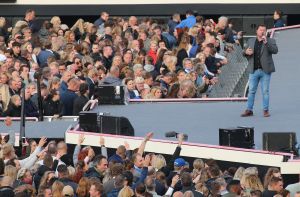 08-06-2019 SHOWBIZZ; TINO MARTIN IN HET OLYMPISCH STADION AMSTERDAM. Tino verraste de 28000 fans met een geweldig programma vol met mooie muziek.Rene Froger-Trijntje Oosterhuis en Glen Faria waren zijn gasten-vrienden die deze avond tot een succes maakte. Tino Martin was groots het een zeer grote G. Zijn fans waren uitbundig en de sfeer in het prachtige  stadion was een en al gezelligheid.
foto: Albert den Iseger