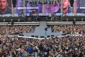 08-06-2019 SHOWBIZZ; TINO MARTIN IN HET OLYMPISCH STADION AMSTERDAM. Tino verraste de 28000 fans met een geweldig programma vol met mooie muziek.Rene Froger-Trijntje Oosterhuis en Glen Faria waren zijn gasten-vrienden die deze avond tot een succes maakte. Tino Martin was groots het een zeer grote G. Zijn fans waren uitbundig en de sfeer in het prachtige  stadion was een en al gezelligheid.
foto: Albert den Iseger