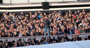 08-06-2019 SHOWBIZZ; TINO MARTIN IN HET OLYMPISCH STADION AMSTERDAM. Tino verraste de 28000 fans met een geweldig programma vol met mooie muziek.Rene Froger-Trijntje Oosterhuis en Glen Faria waren zijn gasten-vrienden die deze avond tot een succes maakte. Tino Martin was groots het een zeer grote G. Zijn fans waren uitbundig en de sfeer in het prachtige  stadion was een en al gezelligheid.
foto: Albert den Iseger