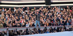 08-06-2019 SHOWBIZZ; TINO MARTIN IN HET OLYMPISCH STADION AMSTERDAM. Tino verraste de 28000 fans met een geweldig programma vol met mooie muziek.Rene Froger-Trijntje Oosterhuis en Glen Faria waren zijn gasten-vrienden die deze avond tot een succes maakte. Tino Martin was groots het een zeer grote G. Zijn fans waren uitbundig en de sfeer in het prachtige  stadion was een en al gezelligheid.
foto: Albert den Iseger