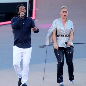 08-06-2019 SHOWBIZZ; TINO MARTIN IN HET OLYMPISCH STADION AMSTERDAM. Tino verraste de 28000 fans met een geweldig programma vol met mooie muziek.Rene Froger-Trijntje Oosterhuis en Glen Faria waren zijn gasten-vrienden die deze avond tot een succes maakte. Tino Martin was groots het een zeer grote G. Zijn fans waren uitbundig en de sfeer in het prachtige  stadion was een en al gezelligheid.
foto: Albert den Iseger