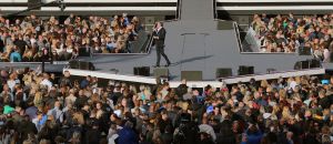 08-06-2019 SHOWBIZZ; TINO MARTIN IN HET OLYMPISCH STADION AMSTERDAM. Tino verraste de 28000 fans met een geweldig programma vol met mooie muziek.Rene Froger-Trijntje Oosterhuis en Glen Faria waren zijn gasten-vrienden die deze avond tot een succes maakte. Tino Martin was groots het een zeer grote G. Zijn fans waren uitbundig en de sfeer in het prachtige  stadion was een en al gezelligheid.
foto: Albert den Iseger