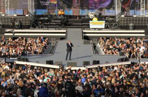 08-06-2019 SHOWBIZZ; TINO MARTIN IN HET OLYMPISCH STADION AMSTERDAM. Tino verraste de 28000 fans met een geweldig programma vol met mooie muziek.Rene Froger-Trijntje Oosterhuis en Glen Faria waren zijn gasten-vrienden die deze avond tot een succes maakte. Tino Martin was groots het een zeer grote G. Zijn fans waren uitbundig en de sfeer in het prachtige  stadion was een en al gezelligheid.
foto: Albert den Iseger