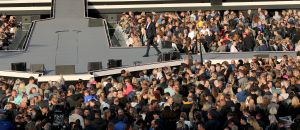 08-06-2019 SHOWBIZZ; TINO MARTIN IN HET OLYMPISCH STADION AMSTERDAM. Tino verraste de 28000 fans met een geweldig programma vol met mooie muziek.Rene Froger-Trijntje Oosterhuis en Glen Faria waren zijn gasten-vrienden die deze avond tot een succes maakte. Tino Martin was groots het een zeer grote G. Zijn fans waren uitbundig en de sfeer in het prachtige  stadion was een en al gezelligheid.
foto: Albert den Iseger