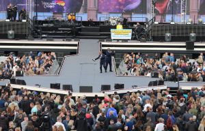 08-06-2019 SHOWBIZZ; TINO MARTIN IN HET OLYMPISCH STADION AMSTERDAM. Tino verraste de 28000 fans met een geweldig programma vol met mooie muziek.Rene Froger-Trijntje Oosterhuis en Glen Faria waren zijn gasten-vrienden die deze avond tot een succes maakte. Tino Martin was groots het een zeer grote G. Zijn fans waren uitbundig en de sfeer in het prachtige  stadion was een en al gezelligheid.
foto: Albert den Iseger