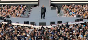 08-06-2019 SHOWBIZZ; TINO MARTIN IN HET OLYMPISCH STADION AMSTERDAM. Tino verraste de 28000 fans met een geweldig programma vol met mooie muziek.Rene Froger-Trijntje Oosterhuis en Glen Faria waren zijn gasten-vrienden die deze avond tot een succes maakte. Tino Martin was groots het een zeer grote G. Zijn fans waren uitbundig en de sfeer in het prachtige  stadion was een en al gezelligheid.
foto: Albert den Iseger