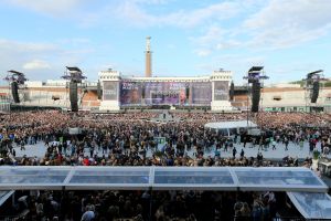 08-06-2019 SHOWBIZZ; TINO MARTIN IN HET OLYMPISCH STADION AMSTERDAM. Tino verraste de 28000 fans met een geweldig programma vol met mooie muziek.Rene Froger-Trijntje Oosterhuis en Glen Faria waren zijn gasten-vrienden die deze avond tot een succes maakte. Tino Martin was groots het een zeer grote G. Zijn fans waren uitbundig en de sfeer in het prachtige  stadion was een en al gezelligheid.
foto: Albert den Iseger