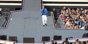 08-06-2019 SHOWBIZZ; TINO MARTIN IN HET OLYMPISCH STADION AMSTERDAM. Tino verraste de 28000 fans met een geweldig programma vol met mooie muziek.Rene Froger-Trijntje Oosterhuis en Glen Faria waren zijn gasten-vrienden die deze avond tot een succes maakte. Tino Martin was groots het een zeer grote G. Zijn fans waren uitbundig en de sfeer in het prachtige  stadion was een en al gezelligheid.
foto: Albert den Iseger