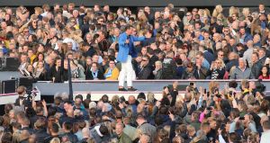 08-06-2019 SHOWBIZZ; TINO MARTIN IN HET OLYMPISCH STADION AMSTERDAM. Tino verraste de 28000 fans met een geweldig programma vol met mooie muziek.Rene Froger-Trijntje Oosterhuis en Glen Faria waren zijn gasten-vrienden die deze avond tot een succes maakte. Tino Martin was groots het een zeer grote G. Zijn fans waren uitbundig en de sfeer in het prachtige  stadion was een en al gezelligheid.
foto: Albert den Iseger