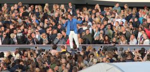 08-06-2019 SHOWBIZZ; TINO MARTIN IN HET OLYMPISCH STADION AMSTERDAM. Tino verraste de 28000 fans met een geweldig programma vol met mooie muziek.Rene Froger-Trijntje Oosterhuis en Glen Faria waren zijn gasten-vrienden die deze avond tot een succes maakte. Tino Martin was groots het een zeer grote G. Zijn fans waren uitbundig en de sfeer in het prachtige  stadion was een en al gezelligheid.
foto: Albert den Iseger