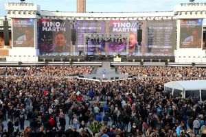 08-06-2019 SHOWBIZZ; TINO MARTIN IN HET OLYMPISCH STADION AMSTERDAM. Tino verraste de 28000 fans met een geweldig programma vol met mooie muziek.Rene Froger-Trijntje Oosterhuis en Glen Faria waren zijn gasten-vrienden die deze avond tot een succes maakte. Tino Martin was groots het een zeer grote G. Zijn fans waren uitbundig en de sfeer in het prachtige  stadion was een en al gezelligheid.
foto: Albert den Iseger