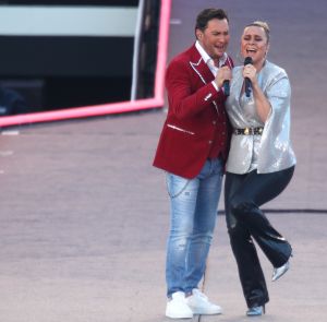 08-06-2019 SHOWBIZZ; TINO MARTIN IN HET OLYMPISCH STADION AMSTERDAM. Tino verraste de 28000 fans met een geweldig programma vol met mooie muziek.Rene Froger-Trijntje Oosterhuis en Glen Faria waren zijn gasten-vrienden die deze avond tot een succes maakte. Tino Martin was groots het een zeer grote G. Zijn fans waren uitbundig en de sfeer in het prachtige  stadion was een en al gezelligheid.
foto: Albert den Iseger