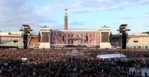 08-06-2019 SHOWBIZZ; TINO MARTIN IN HET OLYMPISCH STADION AMSTERDAM. Tino verraste de 28000 fans met een geweldig programma vol met mooie muziek.Rene Froger-Trijntje Oosterhuis en Glen Faria waren zijn gasten-vrienden die deze avond tot een succes maakte. Tino Martin was groots het een zeer grote G. Zijn fans waren uitbundig en de sfeer in het prachtige  stadion was een en al gezelligheid.
foto: Albert den Iseger