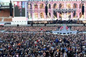 08-06-2019 SHOWBIZZ; TINO MARTIN IN HET OLYMPISCH STADION AMSTERDAM. Tino verraste de 28000 fans met een geweldig programma vol met mooie muziek.Rene Froger-Trijntje Oosterhuis en Glen Faria waren zijn gasten-vrienden die deze avond tot een succes maakte. Tino Martin was groots het een zeer grote G. Zijn fans waren uitbundig en de sfeer in het prachtige  stadion was een en al gezelligheid.
foto: Albert den Iseger