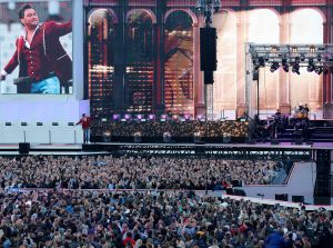 08-06-2019 SHOWBIZZ; TINO MARTIN IN HET OLYMPISCH STADION AMSTERDAM. Tino verraste de 28000 fans met een geweldig programma vol met mooie muziek.Rene Froger-Trijntje Oosterhuis en Glen Faria waren zijn gasten-vrienden die deze avond tot een succes maakte. Tino Martin was groots het een zeer grote G. Zijn fans waren uitbundig en de sfeer in het prachtige  stadion was een en al gezelligheid.
foto: Albert den Iseger