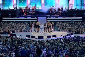 08-06-2019 SHOWBIZZ; TINO MARTIN IN HET OLYMPISCH STADION AMSTERDAM. Tino verraste de 28000 fans met een geweldig programma vol met mooie muziek.Rene Froger-Trijntje Oosterhuis en Glen Faria waren zijn gasten-vrienden die deze avond tot een succes maakte. Tino Martin was groots het een zeer grote G. Zijn fans waren uitbundig en de sfeer in het prachtige  stadion was een en al gezelligheid.
foto: Albert den Iseger