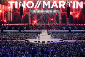 08-06-2019 SHOWBIZZ; TINO MARTIN IN HET OLYMPISCH STADION AMSTERDAM. Tino verraste de 28000 fans met een geweldig programma vol met mooie muziek.Rene Froger-Trijntje Oosterhuis en Glen Faria waren zijn gasten-vrienden die deze avond tot een succes maakte. Tino Martin was groots het een zeer grote G. Zijn fans waren uitbundig en de sfeer in het prachtige  stadion was een en al gezelligheid.
foto: Albert den Iseger