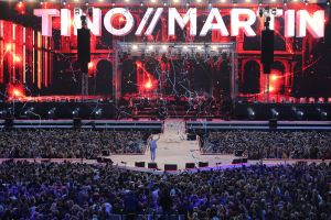 08-06-2019 SHOWBIZZ; TINO MARTIN IN HET OLYMPISCH STADION AMSTERDAM. Tino verraste de 28000 fans met een geweldig programma vol met mooie muziek.Rene Froger-Trijntje Oosterhuis en Glen Faria waren zijn gasten-vrienden die deze avond tot een succes maakte. Tino Martin was groots het een zeer grote G. Zijn fans waren uitbundig en de sfeer in het prachtige  stadion was een en al gezelligheid.
foto: Albert den Iseger