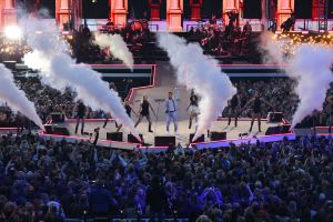 08-06-2019 SHOWBIZZ; TINO MARTIN IN HET OLYMPISCH STADION AMSTERDAM. Tino verraste de 28000 fans met een geweldig programma vol met mooie muziek.Rene Froger-Trijntje Oosterhuis en Glen Faria waren zijn gasten-vrienden die deze avond tot een succes maakte. Tino Martin was groots het een zeer grote G. Zijn fans waren uitbundig en de sfeer in het prachtige  stadion was een en al gezelligheid.
foto: Albert den Iseger