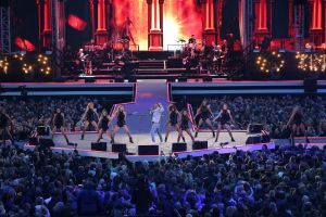 08-06-2019 SHOWBIZZ; TINO MARTIN IN HET OLYMPISCH STADION AMSTERDAM. Tino verraste de 28000 fans met een geweldig programma vol met mooie muziek.Rene Froger-Trijntje Oosterhuis en Glen Faria waren zijn gasten-vrienden die deze avond tot een succes maakte. Tino Martin was groots het een zeer grote G. Zijn fans waren uitbundig en de sfeer in het prachtige  stadion was een en al gezelligheid.
foto: Albert den Iseger