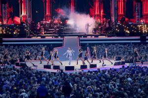 08-06-2019 SHOWBIZZ; TINO MARTIN IN HET OLYMPISCH STADION AMSTERDAM. Tino verraste de 28000 fans met een geweldig programma vol met mooie muziek.Rene Froger-Trijntje Oosterhuis en Glen Faria waren zijn gasten-vrienden die deze avond tot een succes maakte. Tino Martin was groots het een zeer grote G. Zijn fans waren uitbundig en de sfeer in het prachtige  stadion was een en al gezelligheid.
foto: Albert den Iseger