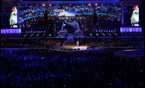 08-06-2019 SHOWBIZZ; TINO MARTIN IN HET OLYMPISCH STADION AMSTERDAM. Tino verraste de 28000 fans met een geweldig programma vol met mooie muziek.Rene Froger-Trijntje Oosterhuis en Glen Faria waren zijn gasten-vrienden die deze avond tot een succes maakte. Tino Martin was groots het een zeer grote G. Zijn fans waren uitbundig en de sfeer in het prachtige  stadion was een en al gezelligheid.
foto: Albert den Iseger