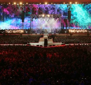 08-06-2019 SHOWBIZZ; TINO MARTIN IN HET OLYMPISCH STADION AMSTERDAM. Tino verraste de 28000 fans met een geweldig programma vol met mooie muziek.Rene Froger-Trijntje Oosterhuis en Glen Faria waren zijn gasten-vrienden die deze avond tot een succes maakte. Tino Martin was groots het een zeer grote G. Zijn fans waren uitbundig en de sfeer in het prachtige  stadion was een en al gezelligheid.
foto: Albert den Iseger