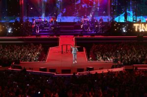 08-06-2019 SHOWBIZZ; TINO MARTIN IN HET OLYMPISCH STADION AMSTERDAM. Tino verraste de 28000 fans met een geweldig programma vol met mooie muziek.Rene Froger-Trijntje Oosterhuis en Glen Faria waren zijn gasten-vrienden die deze avond tot een succes maakte. Tino Martin was groots het een zeer grote G. Zijn fans waren uitbundig en de sfeer in het prachtige  stadion was een en al gezelligheid.
foto: Albert den Iseger