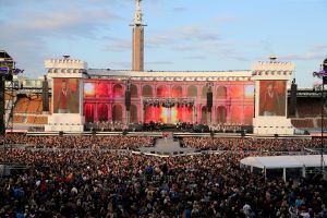 08-06-2019 SHOWBIZZ; TINO MARTIN IN HET OLYMPISCH STADION AMSTERDAM. Tino verraste de 28000 fans met een geweldig programma vol met mooie muziek.Rene Froger-Trijntje Oosterhuis en Glen Faria waren zijn gasten-vrienden die deze avond tot een succes maakte. Tino Martin was groots het een zeer grote G. Zijn fans waren uitbundig en de sfeer in het prachtige  stadion was een en al gezelligheid.
foto: Albert den Iseger