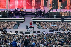 08-06-2019 SHOWBIZZ; TINO MARTIN IN HET OLYMPISCH STADION AMSTERDAM. Tino verraste de 28000 fans met een geweldig programma vol met mooie muziek.Rene Froger-Trijntje Oosterhuis en Glen Faria waren zijn gasten-vrienden die deze avond tot een succes maakte. Tino Martin was groots het een zeer grote G. Zijn fans waren uitbundig en de sfeer in het prachtige  stadion was een en al gezelligheid.
foto: Albert den Iseger