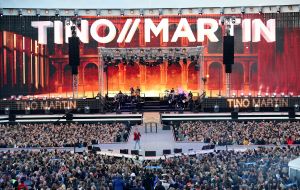 08-06-2019 SHOWBIZZ; TINO MARTIN IN HET OLYMPISCH STADION AMSTERDAM. Tino verraste de 28000 fans met een geweldig programma vol met mooie muziek.Rene Froger-Trijntje Oosterhuis en Glen Faria waren zijn gasten-vrienden die deze avond tot een succes maakte. Tino Martin was groots het een zeer grote G. Zijn fans waren uitbundig en de sfeer in het prachtige  stadion was een en al gezelligheid.
foto: Albert den Iseger