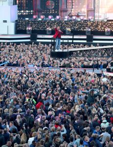 08-06-2019 SHOWBIZZ; TINO MARTIN IN HET OLYMPISCH STADION AMSTERDAM. Tino verraste de 28000 fans met een geweldig programma vol met mooie muziek.Rene Froger-Trijntje Oosterhuis en Glen Faria waren zijn gasten-vrienden die deze avond tot een succes maakte. Tino Martin was groots het een zeer grote G. Zijn fans waren uitbundig en de sfeer in het prachtige  stadion was een en al gezelligheid.
foto: Albert den Iseger