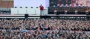 08-06-2019 SHOWBIZZ; TINO MARTIN IN HET OLYMPISCH STADION AMSTERDAM. Tino verraste de 28000 fans met een geweldig programma vol met mooie muziek.Rene Froger-Trijntje Oosterhuis en Glen Faria waren zijn gasten-vrienden die deze avond tot een succes maakte. Tino Martin was groots het een zeer grote G. Zijn fans waren uitbundig en de sfeer in het prachtige  stadion was een en al gezelligheid.
foto: Albert den Iseger