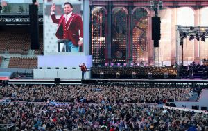 08-06-2019 SHOWBIZZ; TINO MARTIN IN HET OLYMPISCH STADION AMSTERDAM. Tino verraste de 28000 fans met een geweldig programma vol met mooie muziek.Rene Froger-Trijntje Oosterhuis en Glen Faria waren zijn gasten-vrienden die deze avond tot een succes maakte. Tino Martin was groots het een zeer grote G. Zijn fans waren uitbundig en de sfeer in het prachtige  stadion was een en al gezelligheid.
foto: Albert den Iseger