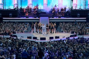 08-06-2019 SHOWBIZZ; TINO MARTIN IN HET OLYMPISCH STADION AMSTERDAM. Tino verraste de 28000 fans met een geweldig programma vol met mooie muziek.Rene Froger-Trijntje Oosterhuis en Glen Faria waren zijn gasten-vrienden die deze avond tot een succes maakte. Tino Martin was groots het een zeer grote G. Zijn fans waren uitbundig en de sfeer in het prachtige  stadion was een en al gezelligheid.
foto: Albert den Iseger