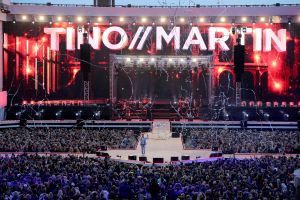 08-06-2019 SHOWBIZZ; TINO MARTIN IN HET OLYMPISCH STADION AMSTERDAM. Tino verraste de 28000 fans met een geweldig programma vol met mooie muziek.Rene Froger-Trijntje Oosterhuis en Glen Faria waren zijn gasten-vrienden die deze avond tot een succes maakte. Tino Martin was groots het een zeer grote G. Zijn fans waren uitbundig en de sfeer in het prachtige  stadion was een en al gezelligheid.
foto: Albert den Iseger