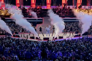 08-06-2019 SHOWBIZZ; TINO MARTIN IN HET OLYMPISCH STADION AMSTERDAM. Tino verraste de 28000 fans met een geweldig programma vol met mooie muziek.Rene Froger-Trijntje Oosterhuis en Glen Faria waren zijn gasten-vrienden die deze avond tot een succes maakte. Tino Martin was groots het een zeer grote G. Zijn fans waren uitbundig en de sfeer in het prachtige  stadion was een en al gezelligheid.
foto: Albert den Iseger