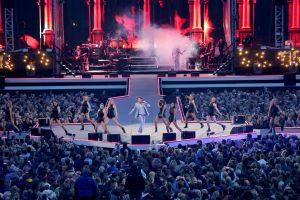 08-06-2019 SHOWBIZZ; TINO MARTIN IN HET OLYMPISCH STADION AMSTERDAM. Tino verraste de 28000 fans met een geweldig programma vol met mooie muziek.Rene Froger-Trijntje Oosterhuis en Glen Faria waren zijn gasten-vrienden die deze avond tot een succes maakte. Tino Martin was groots het een zeer grote G. Zijn fans waren uitbundig en de sfeer in het prachtige  stadion was een en al gezelligheid.
foto: Albert den Iseger