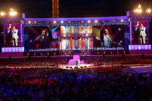 08-06-2019 SHOWBIZZ; TINO MARTIN IN HET OLYMPISCH STADION AMSTERDAM. Tino verraste de 28000 fans met een geweldig programma vol met mooie muziek.Rene Froger-Trijntje Oosterhuis en Glen Faria waren zijn gasten-vrienden die deze avond tot een succes maakte. Tino Martin was groots het een zeer grote G. Zijn fans waren uitbundig en de sfeer in het prachtige  stadion was een en al gezelligheid.
foto: Albert den Iseger