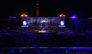 08-06-2019 SHOWBIZZ; TINO MARTIN IN HET OLYMPISCH STADION AMSTERDAM. Tino verraste de 28000 fans met een geweldig programma vol met mooie muziek.Rene Froger-Trijntje Oosterhuis en Glen Faria waren zijn gasten-vrienden die deze avond tot een succes maakte. Tino Martin was groots het een zeer grote G. Zijn fans waren uitbundig en de sfeer in het prachtige  stadion was een en al gezelligheid.
foto: Albert den Iseger