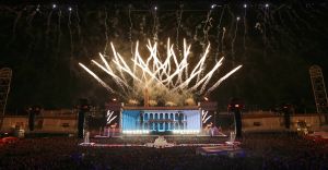 08-06-2019 SHOWBIZZ; TINO MARTIN IN HET OLYMPISCH STADION AMSTERDAM. Tino verraste de 28000 fans met een geweldig programma vol met mooie muziek.Rene Froger-Trijntje Oosterhuis en Glen Faria waren zijn gasten-vrienden die deze avond tot een succes maakte. Tino Martin was groots het een zeer grote G. Zijn fans waren uitbundig en de sfeer in het prachtige  stadion was een en al gezelligheid.
foto: Albert den Iseger