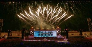 08-06-2019 SHOWBIZZ; TINO MARTIN IN HET OLYMPISCH STADION AMSTERDAM. Tino verraste de 28000 fans met een geweldig programma vol met mooie muziek.Rene Froger-Trijntje Oosterhuis en Glen Faria waren zijn gasten-vrienden die deze avond tot een succes maakte. Tino Martin was groots het een zeer grote G. Zijn fans waren uitbundig en de sfeer in het prachtige  stadion was een en al gezelligheid.
foto: Albert den Iseger