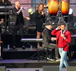 08-06-2019 SHOWBIZZ; TINO MARTIN IN HET OLYMPISCH STADION AMSTERDAM. Tino verraste de 28000 fans met een geweldig programma vol met mooie muziek.Rene Froger-Trijntje Oosterhuis en Glen Faria waren zijn gasten-vrienden die deze avond tot een succes maakte. Tino Martin was groots het een zeer grote G. Zijn fans waren uitbundig en de sfeer in het prachtige  stadion was een en al gezelligheid.
foto: Albert den Iseger