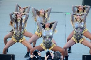 08-06-2019 SHOWBIZZ; TINO MARTIN IN HET OLYMPISCH STADION AMSTERDAM. Tino verraste de 28000 fans met een geweldig programma vol met mooie muziek.Rene Froger-Trijntje Oosterhuis en Glen Faria waren zijn gasten-vrienden die deze avond tot een succes maakte. Tino Martin was groots het een zeer grote G. Zijn fans waren uitbundig en de sfeer in het prachtige  stadion was een en al gezelligheid.
foto: Albert den Iseger