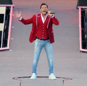 08-06-2019 SHOWBIZZ; TINO MARTIN IN HET OLYMPISCH STADION AMSTERDAM. Tino verraste de 28000 fans met een geweldig programma vol met mooie muziek.Rene Froger-Trijntje Oosterhuis en Glen Faria waren zijn gasten-vrienden die deze avond tot een succes maakte. Tino Martin was groots het een zeer grote G. Zijn fans waren uitbundig en de sfeer in het prachtige  stadion was een en al gezelligheid.
foto: Albert den Iseger