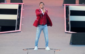 08-06-2019 SHOWBIZZ; TINO MARTIN IN HET OLYMPISCH STADION AMSTERDAM. Tino verraste de 28000 fans met een geweldig programma vol met mooie muziek.Rene Froger-Trijntje Oosterhuis en Glen Faria waren zijn gasten-vrienden die deze avond tot een succes maakte. Tino Martin was groots het een zeer grote G. Zijn fans waren uitbundig en de sfeer in het prachtige  stadion was een en al gezelligheid.
foto: Albert den Iseger