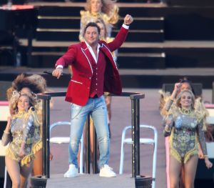 08-06-2019 SHOWBIZZ; TINO MARTIN IN HET OLYMPISCH STADION AMSTERDAM. Tino verraste de 28000 fans met een geweldig programma vol met mooie muziek.Rene Froger-Trijntje Oosterhuis en Glen Faria waren zijn gasten-vrienden die deze avond tot een succes maakte. Tino Martin was groots het een zeer grote G. Zijn fans waren uitbundig en de sfeer in het prachtige  stadion was een en al gezelligheid.
foto: Albert den Iseger